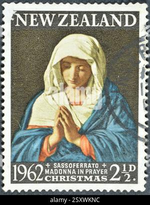 Von Neuseeland gedruckte Briefmarke, die das Gemälde Madonna im Gebet, Weihnachten, um 1962 zeigt. Stockfoto
