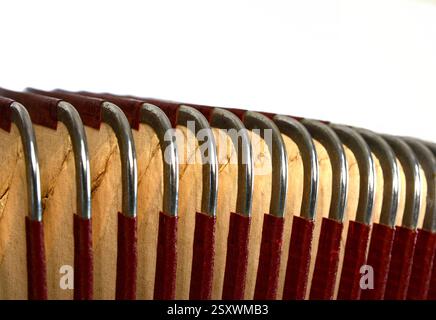 Detail alter Akkordeonbalge isoliert auf weiß. Stockfoto