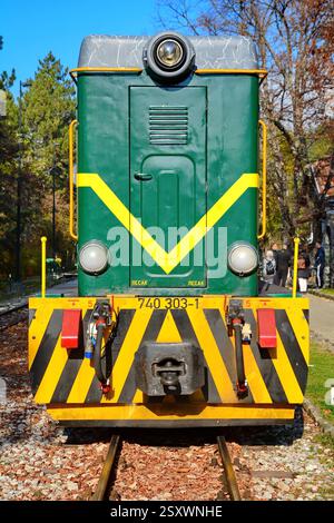 Vorderansicht der Diesellokomotive isoliert auf weiß Stockfoto