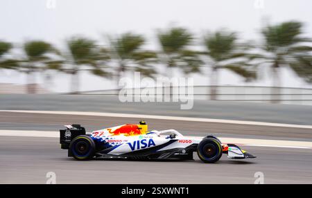 Rennbulls Fahrer Yuki Tsunoda am ersten Tag der Vorsaisontests auf dem Bahrain International Circuit, Sakhir. Bilddatum: Mittwoch, 26. Februar 2025. Stockfoto