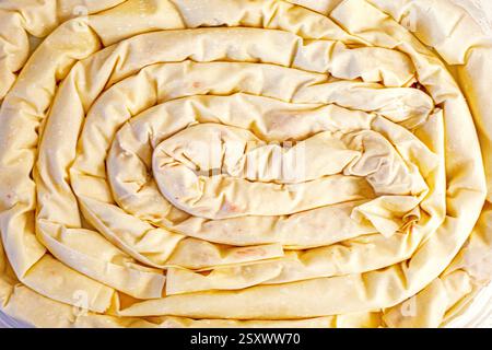 Kirschkuchen mit Filoteig in einer Glasschale machen Stockfoto