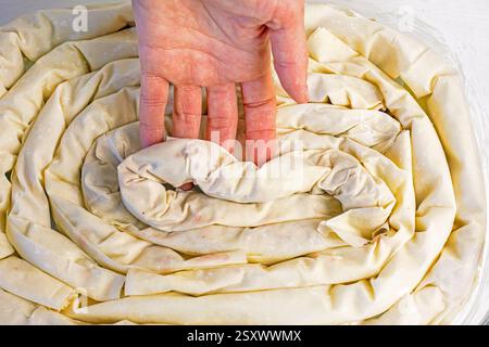 Kochen Sie Kirschkuchen mit Filoteig, der in Deko liegt Stockfoto