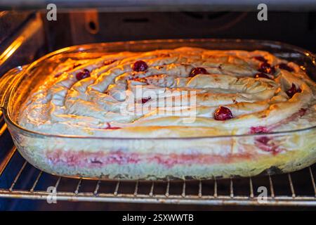 Kirschkuchen mit Filo im Ofen kochen Stockfoto