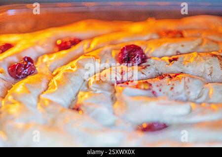 Kirschkuchen mit Filo im Ofen kochen Stockfoto