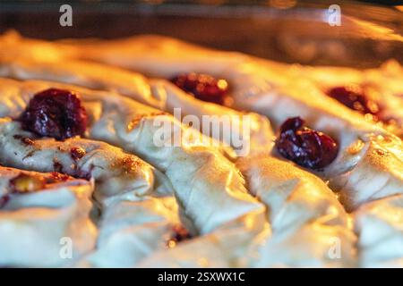 Kirschkuchen mit Filo im Ofen kochen Stockfoto