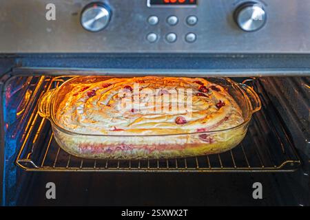 Kirschkuchen mit Filo im Ofen kochen Stockfoto