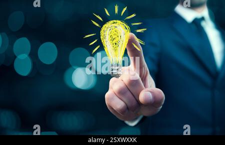 Geschäftsmann, der auf virtuellen Bildschirmen mit Ideen auf den Knopf drückt Stockfoto