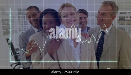 Bild eines Diagramms über verschiedene Geschäftsleute, die im Büro lächeln Stockfoto