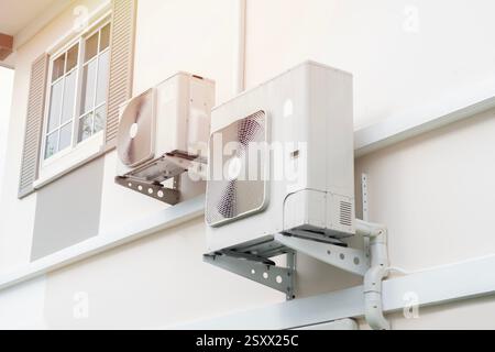 An der Fassade des alten Gebäudes hängen zu viele Klimaanlagen. Ecke. Innenstadt. Stadt. Städtisch. Im Freien. Stockfoto