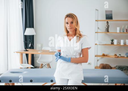 Eine Ärztin im weißen Mantel steht in der Klinik. Stockfoto
