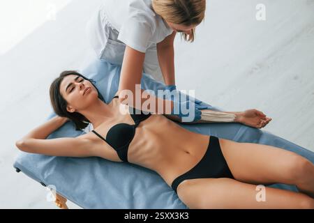 Frau wird in der Klinik von einer Ärztin mit Zucker behandelt. Stockfoto