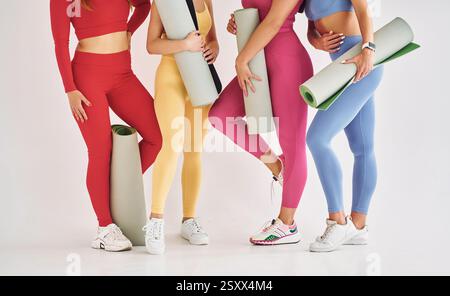 Nahaufnahme der Partikelansicht. Schöne Frauen in sportlicher Kleidung sind drinnen im Studio. Stockfoto