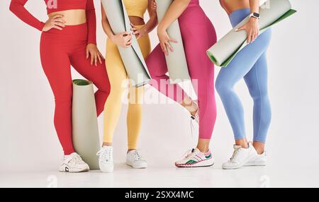 Nahaufnahme der Partikelansicht. Schöne Frauen in sportlicher Kleidung sind drinnen im Studio. Stockfoto