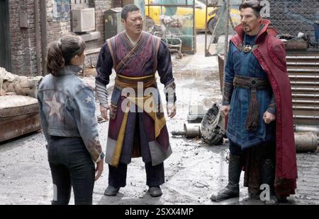 DOCTOR STRANGE im MULTIVERSUM von WAHNSINN 2022 Walt Disney Studios Filmaufnahmen mit von links: Xochitl Gomez, Benedict Wong, Benedict Cumberbatch Stockfoto