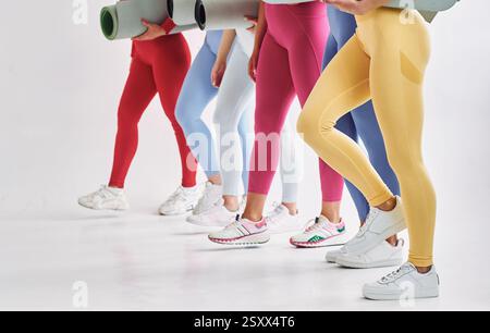 Seitenansicht. Frauen in sportlicher Kleidung sind drinnen im Studio. Stockfoto