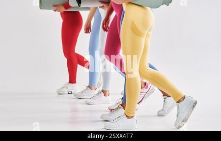 Seitenansicht. Frauen in sportlicher Kleidung sind drinnen im Studio. Stockfoto