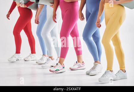 Seitenansicht. Frauen in sportlicher Kleidung sind drinnen im Studio. Stockfoto