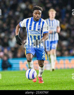 Tariq Lamptey aus Brighton während des Premier League-Spiels zwischen Brighton und Hove Albion und Bournemouth im American Express Stadium, Brighton, UK - 25. Februar 2025 Foto Simon Dack / Telefoto Images. Nur redaktionelle Verwendung. Kein Merchandising. Für Football Images gelten Einschränkungen für FA und Premier League, inc. Keine Internet-/Mobilnutzung ohne FAPL-Lizenz. Weitere Informationen erhalten Sie bei Football Dataco Stockfoto