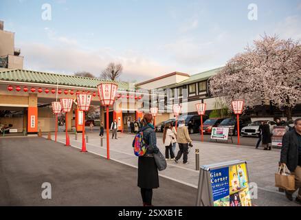 Blick auf die Gion Corner, ein Theater für darstellende Künste, in dem 7 traditionelle darstellende Künste auf einer Bühne gezeigt werden. Stockfoto