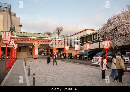 Blick auf die Gion Corner, ein Theater für darstellende Künste, in dem 7 traditionelle darstellende Künste auf einer Bühne gezeigt werden. Stockfoto