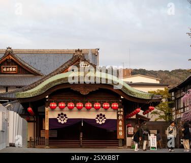 Blick auf die Gion Corner, ein Theater für darstellende Künste, in dem 7 traditionelle darstellende Künste auf einer Bühne gezeigt werden. Stockfoto