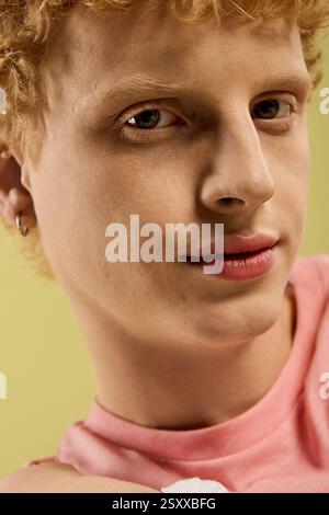 Stilvoller junger Mann mit auffälligen Funktionen zeigt einen trendigen Look, während er für die Kamera posiert. Stockfoto