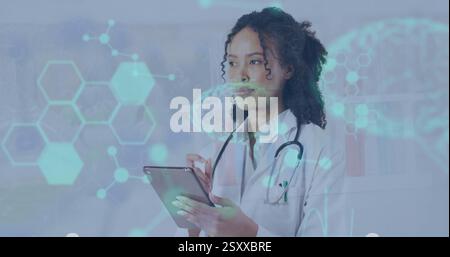 Bild von Datenverarbeitung und chemischer Formel über birassische Wissenschaftlerin Stockfoto