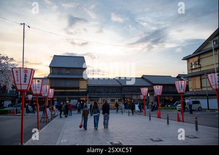 Blick auf die Gion Corner, ein Theater für darstellende Künste, in dem 7 traditionelle darstellende Künste auf einer Bühne gezeigt werden. Stockfoto