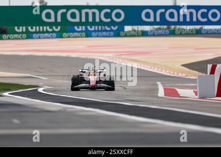 BAHRAIN, BAHRAIN - 26. FEBRUAR: Lewis Hamilton aus Großbritannien fuhr 44 am 26. Februar 2025 den Ferrari SF-25 während des ersten F1-Tests auf dem Bahrain International Circuit in Bahrain, Bahrain. (Foto: Qian Jun/MB Media) Stockfoto