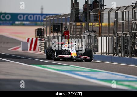 BAHRAIN, BAHRAIN - 26. FEBRUAR: Yuki Tsunoda aus Japan fährt das (22) Visa Cash App RB Formel 1 Team RB01 während des ersten F1-Tests auf dem Bahrain International Circuit am 26. Februar 2025 in Bahrain. (Foto: Qian Jun/MB Media) Stockfoto
