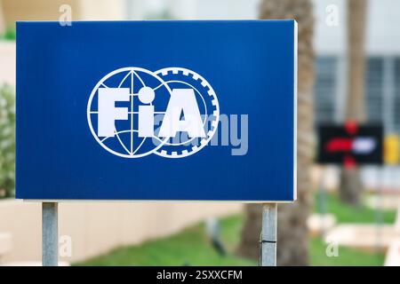 BAHRAIN, BAHRAIN - 26. FEBRUAR: FIA-Logo am ersten Tag der F1-Tests auf dem Bahrain International Circuit am 26. Februar 2025 in Bahrain, Bahrain. (Foto: Qian Jun/MB Media) Stockfoto