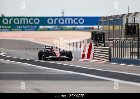 BAHRAIN, BAHRAIN - 26. FEBRUAR: Lewis Hamilton aus Großbritannien fuhr 44 am 26. Februar 2025 den Ferrari SF-25 während des ersten F1-Tests auf dem Bahrain International Circuit in Bahrain, Bahrain. (Foto: Qian Jun/MB Media) Stockfoto