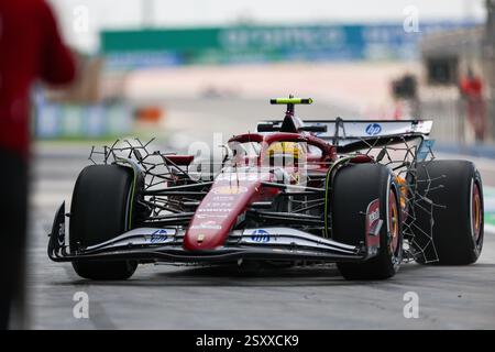BAHRAIN, BAHRAIN - 26. FEBRUAR: Lewis Hamilton aus Großbritannien und Scuderia Ferrari während des ersten F1-Tests auf dem Bahrain International Circuit am 26. Februar 2025 in Bahrain. (Foto: Qian Jun/MB Media) Stockfoto