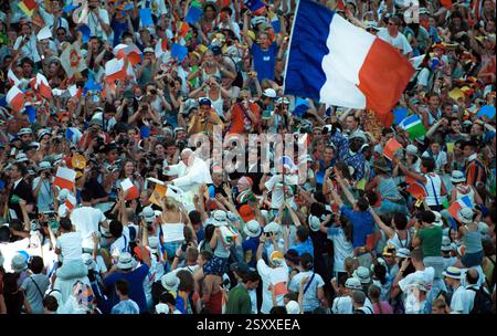 Aktenfoto vom 15. August 2000. Papst Johannes Paul II. Auf dem Petersplatz, Vatikan während des 15. Weltjugendtags. Rom, Vatikan. August 2000. Foto von Eric Vandeville/ABACAPRESS. COM Credit: Abaca Press/Alamy Live News Stockfoto