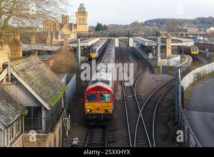 East Midlands Railway, British Rail Class 66 Güterzug und Class 801 Azuma Personenzug, Lincoln Railway Station, Lincolnshire, England, Großbritannien Stockfoto