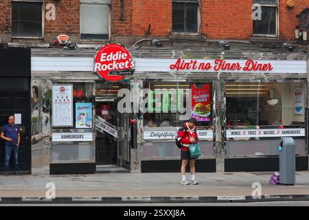 DUBLIN, IRLAND - 5. JULI 2024: Die Besucher besuchen Eddie Rockets Diner-Kette im amerikanischen Stil im Stadtzentrum von Dublin, Irland. Stockfoto