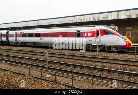 London North Eastern Railway LNER, British Rail Class 801 Azuma Zug am Bahnhof Lincoln, Lincolnshire, England Großbritannien Stockfoto