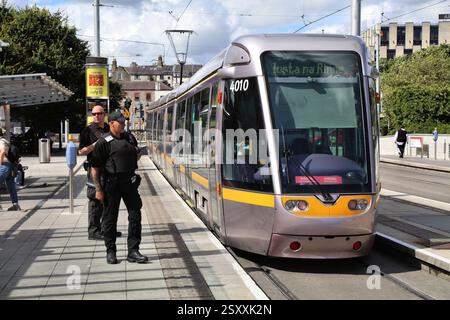 DUBLIN, IRLAND - 6. JULI 2024: Öffentliche Verkehrsmittel in Dublin, Irland. Luas elektrische Straßenbahn betrieben von Transdev. Alstom Citadis Personenlichtbahn Stockfoto