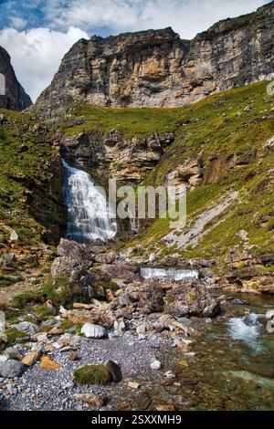 Wasserfall Cascada de la Cola de Caballo im Nationalpark Ordesa y Monte Perdido in den Pyrenäen. Natur Spaniens. Stockfoto