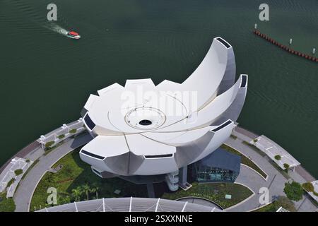 SINGAPUR CITY, SINGAPUR - 12. MÄRZ 2024: Aus der Vogelperspektive des ArtScience Museums in Marina Bay, Singapur City. Stockfoto