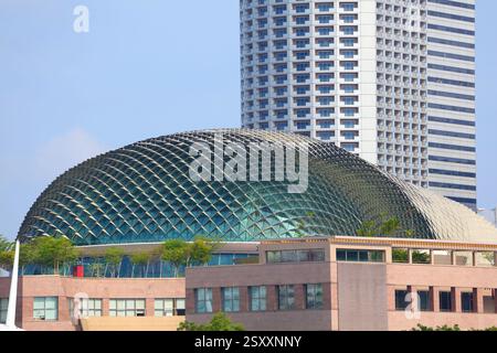 SINGAPUR CITY, SINGAPUR - 12. MÄRZ 2024: Blick auf das Esplanade Theatre in Marina Bay, Singapur City. Stockfoto