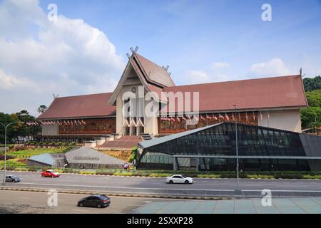 KUALA LUMPUR, MALAYSIA - 2. MÄRZ 2024: Gebäude des Nationalmuseums (Muzium Negara) in Kuala Lumpur. Stockfoto