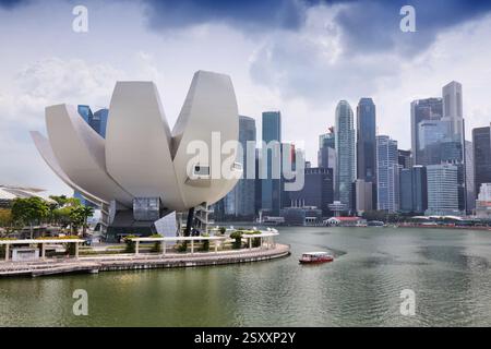 SINGAPUR CITY, SINGAPUR - 11. MÄRZ 2024: Blick auf das ArtScience Museum in Marina Bay, Singapur City. Stockfoto
