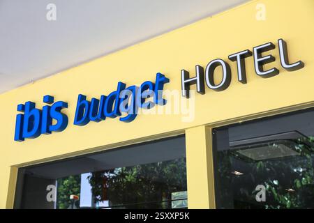 SINGAPUR CITY, SINGAPUR - 11. MÄRZ 2024: Ibis Budget Hotel in Singapur City. Ibis Budget gehört zu den Accor Marken. Stockfoto