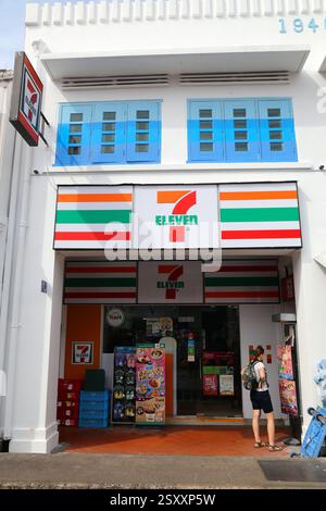 SINGAPUR CITY, SINGAPUR - 11. MÄRZ 2024: 24-Stunden-Geschäft der Marke 7-Eleven in Singapur City. Stockfoto