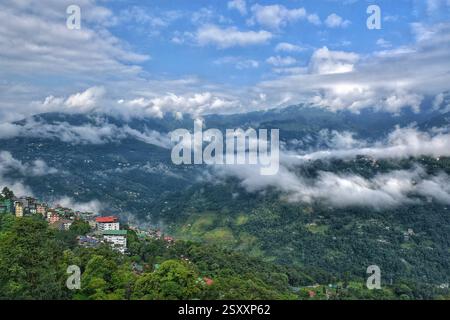 Gangtok View Point bietet einen atemberaubenden Panoramablick auf die üppigen grünen Hügel, gewundenen Straßen und die majestätischen Kanchenjunga Berge. Stockfoto