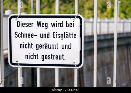 Ein Verkehrsschild am Rappbode-Staudamm (Harz) warnt davor, dass die Straße bei Schnee und Eis nicht abgeräumt oder gestreut wird. Stockfoto