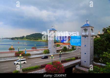 SINGAPUR CITY, SINGAPUR - 12. MÄRZ 2024: Straßeneinfahrt zur Insel Sentosa in Singapur. Stockfoto
