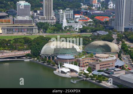 SINGAPUR CITY, SINGAPUR - 12. MÄRZ 2024: Blick auf das Esplanade Theatre in Marina Bay, Singapur City. Stockfoto