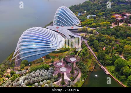 SINGAPUR CITY, SINGAPUR - 12. MÄRZ 2024: Aus der Vogelperspektive von Singapur City auf die Gärten am Bay Park Area. Stockfoto